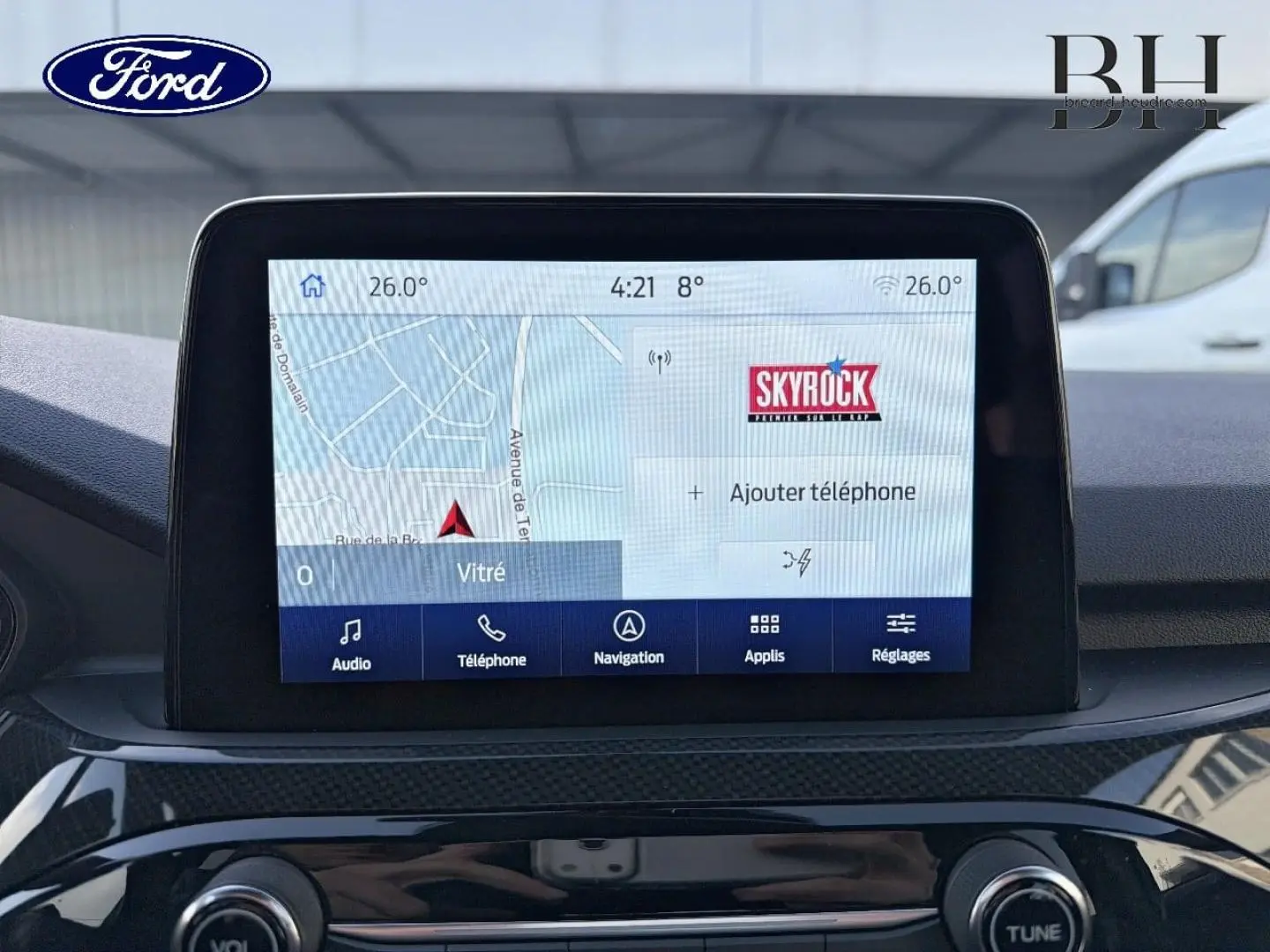 Écran tactile central du Ford Kuga 2023 affichant la navigation et les options multimédias en intérieur noir.