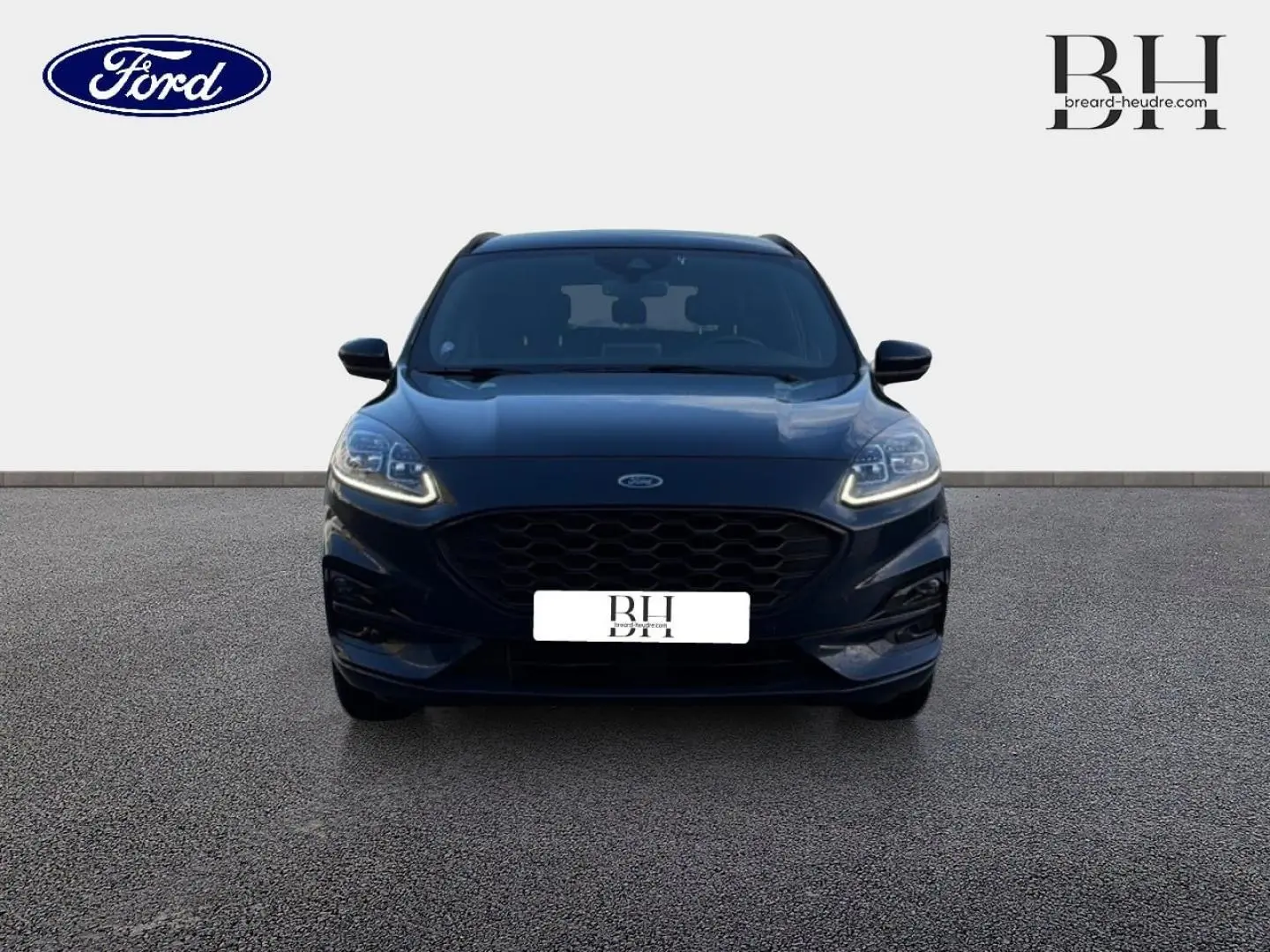 Vue avant du Ford Kuga bleu Abysse 2023 avec phares LED allumés et calandre noire hexagonale.