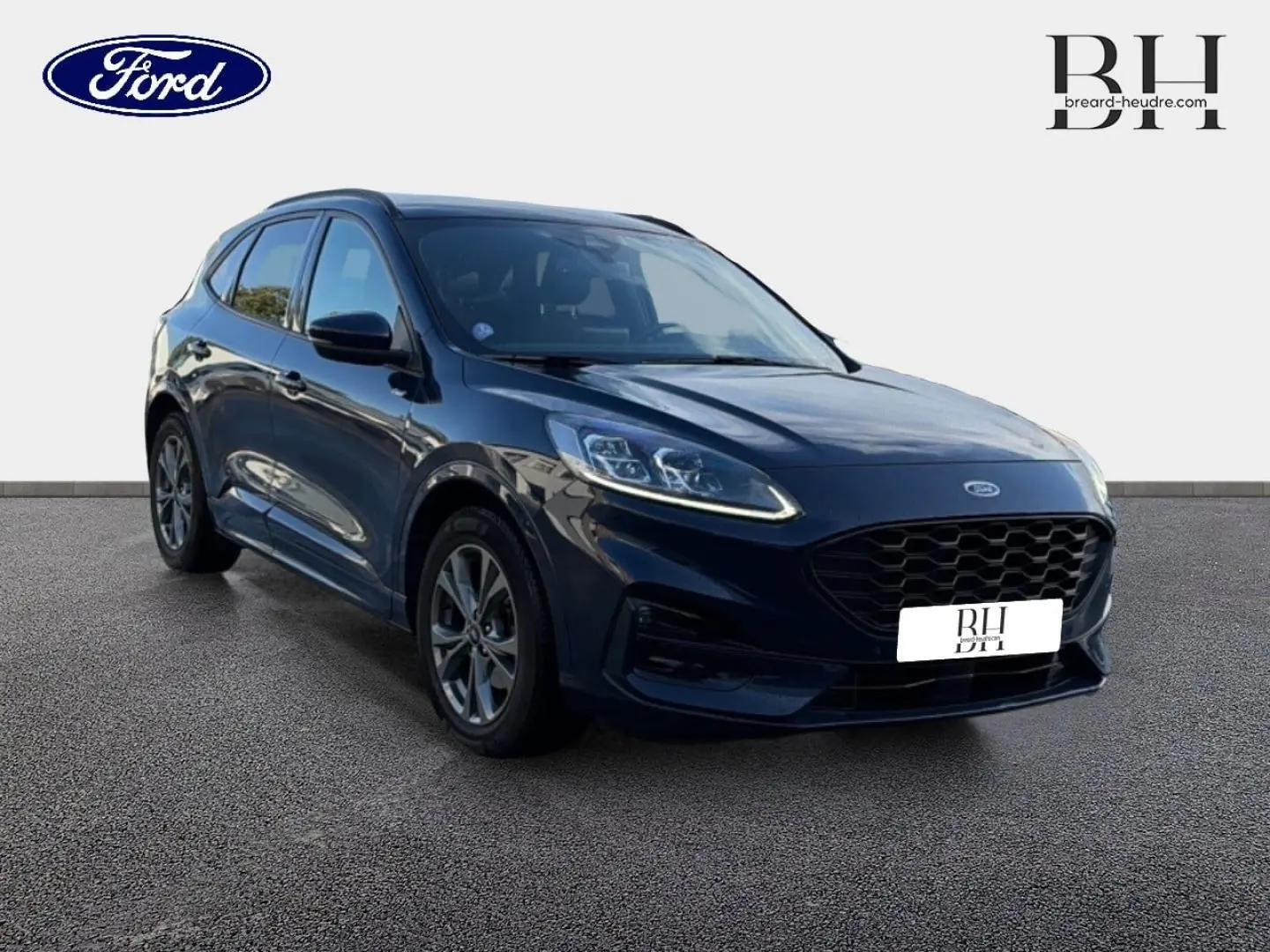 Ford Kuga bleu Abysse en 3/4 avant droit, avec calandre noire et jantes alliage visibles sur fond neutre.