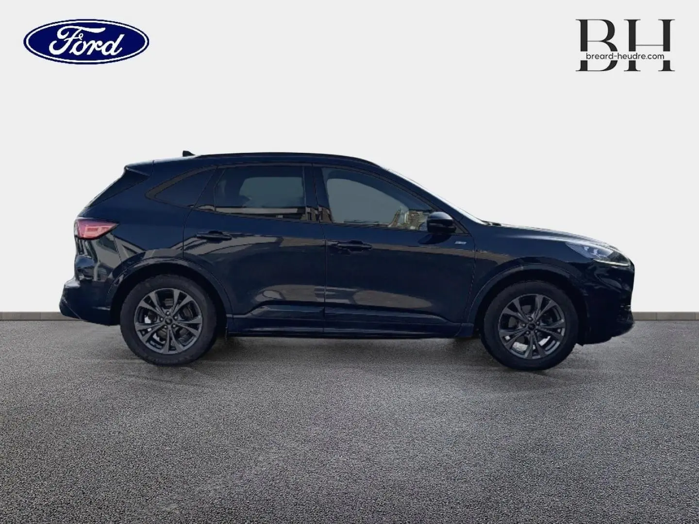 Vue latérale droite d'un Ford Kuga bleu Abysse 2023 avec jantes alliage et vitres surteintées.