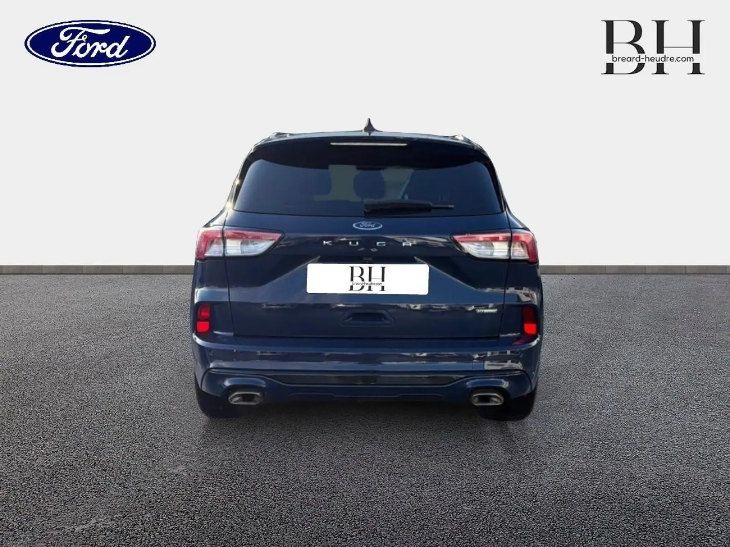 Vue arrière du Ford Kuga bleu Abysse 2023 avec double sortie d’échappement et lunette arrière surteintée.