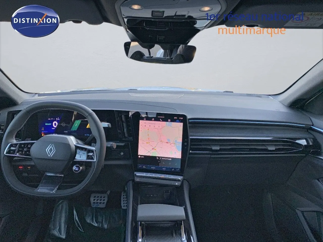 Intérieur du Renault Austral 2024 avec tableau de bord numérique et écran tactile central affichant une carte GPS.