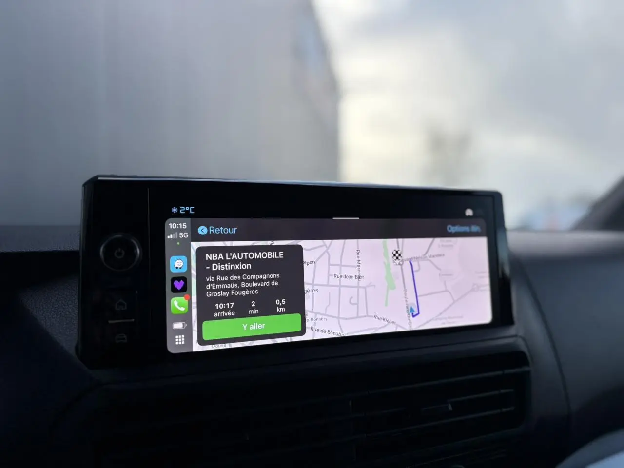 Écran GPS tactile intérieur du Citroën Jumpy XL gris Artense, affichant un itinéraire de navigation détaillé.