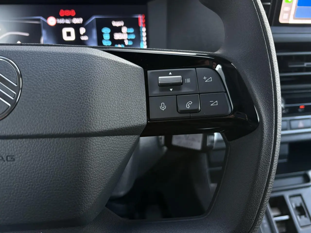 Gros plan sur les commandes du volant noir du Citroën Jumpy XL 2025 avec affichage numérique en arrière-plan.
