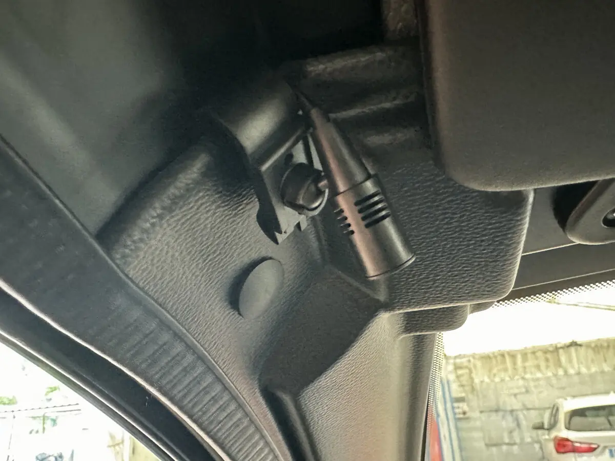 Microphone intérieur fixé au montant avant gauche de l'AIXAM AMBITION E CITY PACK rouge 2025 électrique