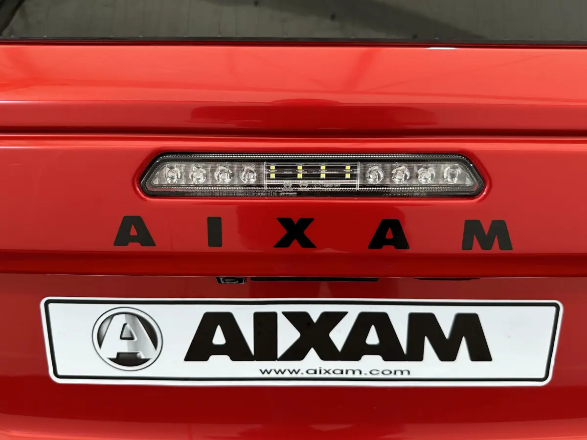 Gros plan sur l'arrière rouge de l'AIXAM Ambition E City Pack 2025 avec feu stop LED et logo AIXAM noir.