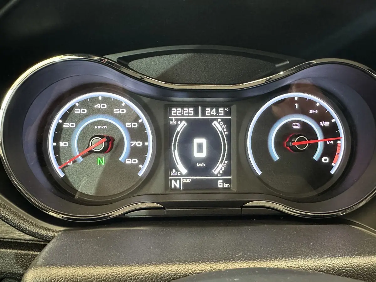 Vue rapprochée du tableau de bord digital de l'AIXAM AMBITION E CITY PACK 2025 avec affichage vitesse et autonomie.