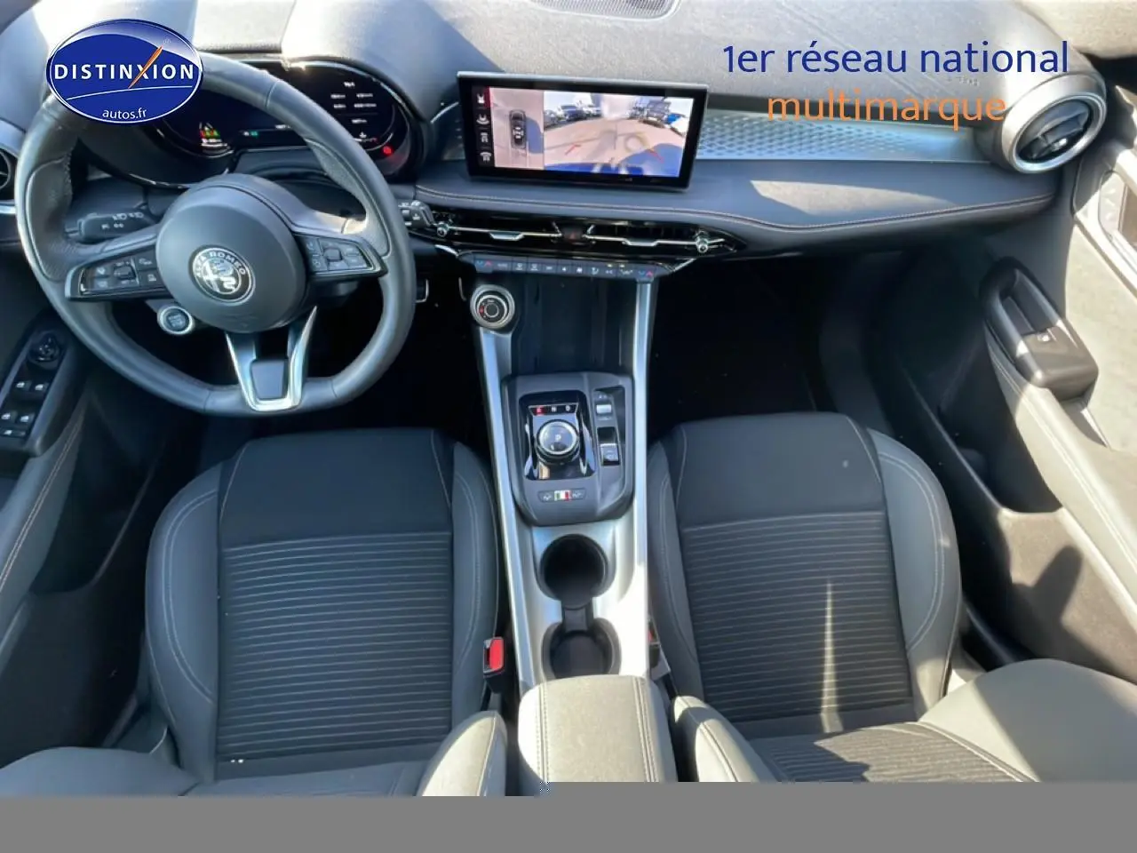 Vue intérieure de l'Alfa Romeo Tonale 1.5 hybrid 160 sprint, montrant le tableau de bord et les sièges noirs.