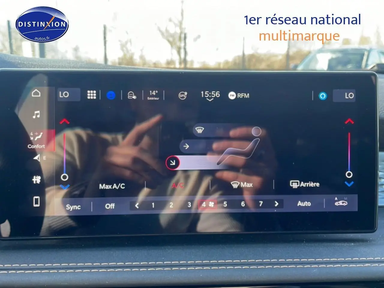 Écran tactile central de l'Alfa Romeo Tonale blanc, vue frontale du tableau de bord avec commandes climatisation.