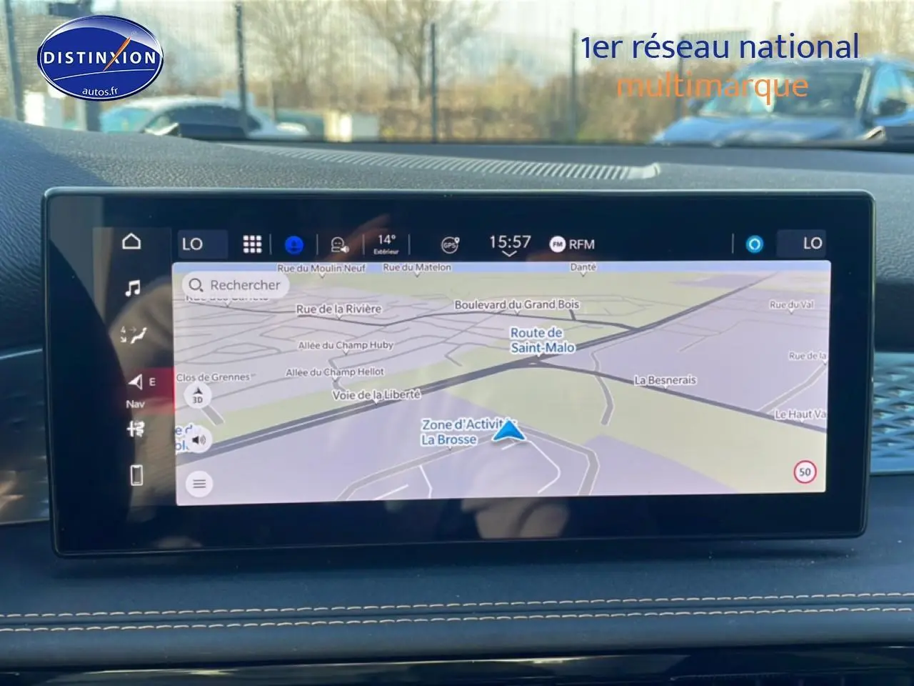 Écran tactile central affichant la navigation GPS dans l'habitacle d'une Alfa Romeo Tonale blanc, vue de face.