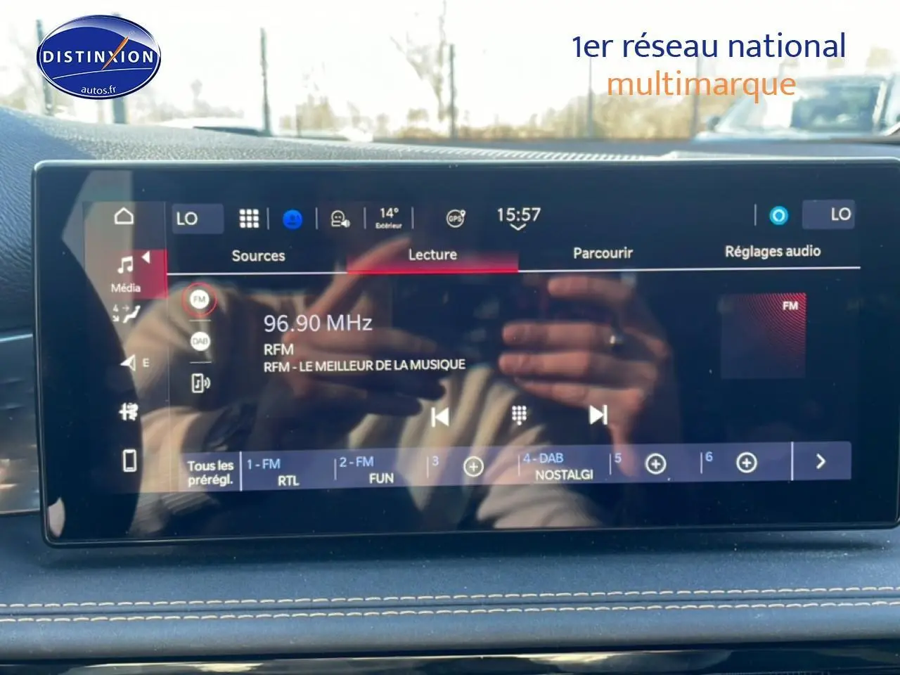 Écran tactile multimédia de l'Alfa Romeo Tonale blanc, vue intérieure centrée sur l'interface audio FM.
