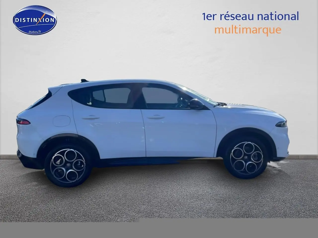 Vue de profil côté gauche d'un Alfa Romeo Tonale blanc 2025 avec jantes alu distinctives et lignes fluides.