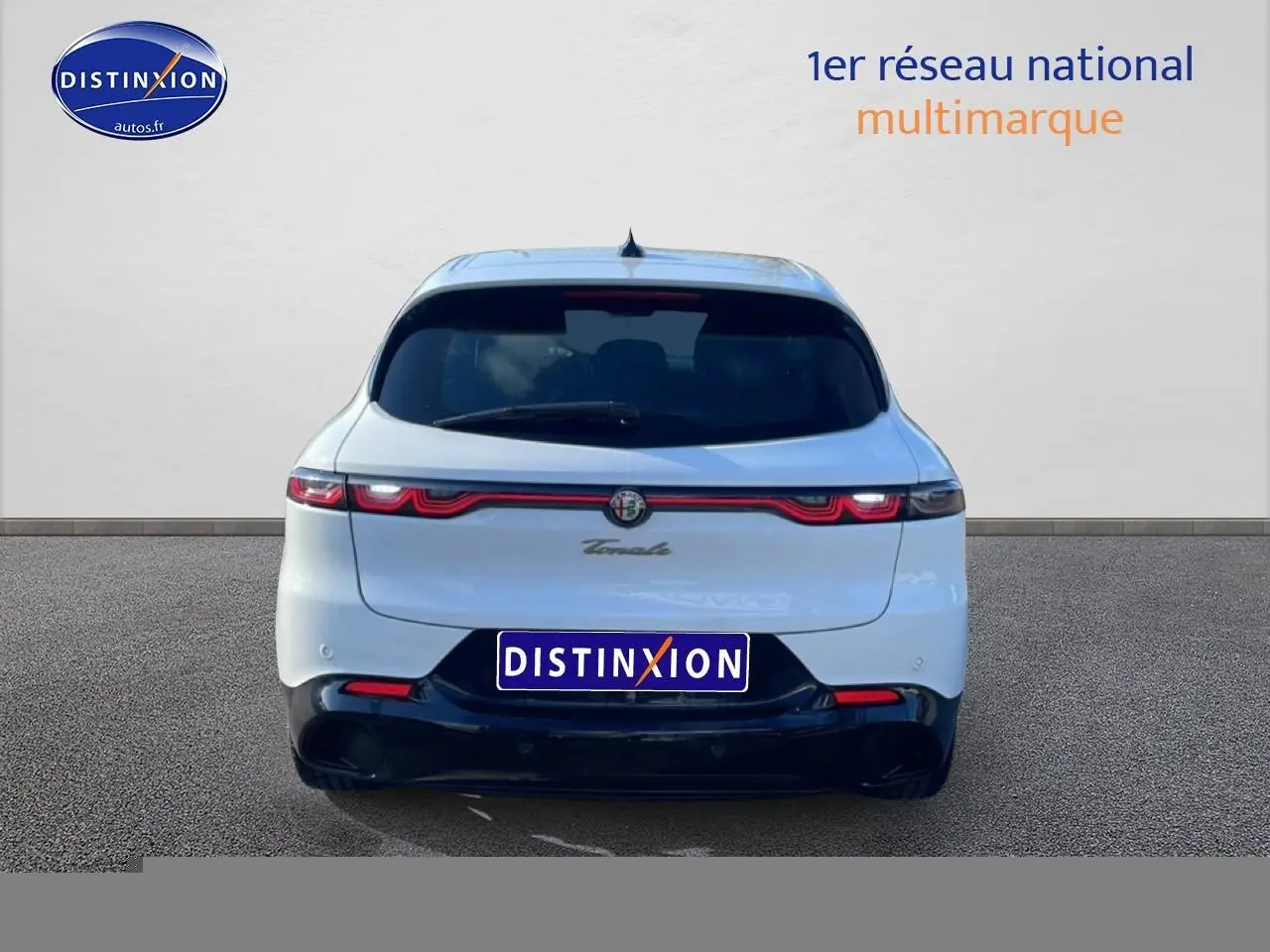 Vue arrière d'une Alfa Romeo Tonale blanche 2025 avec feux arrière LED et diffuseur noir brillant.