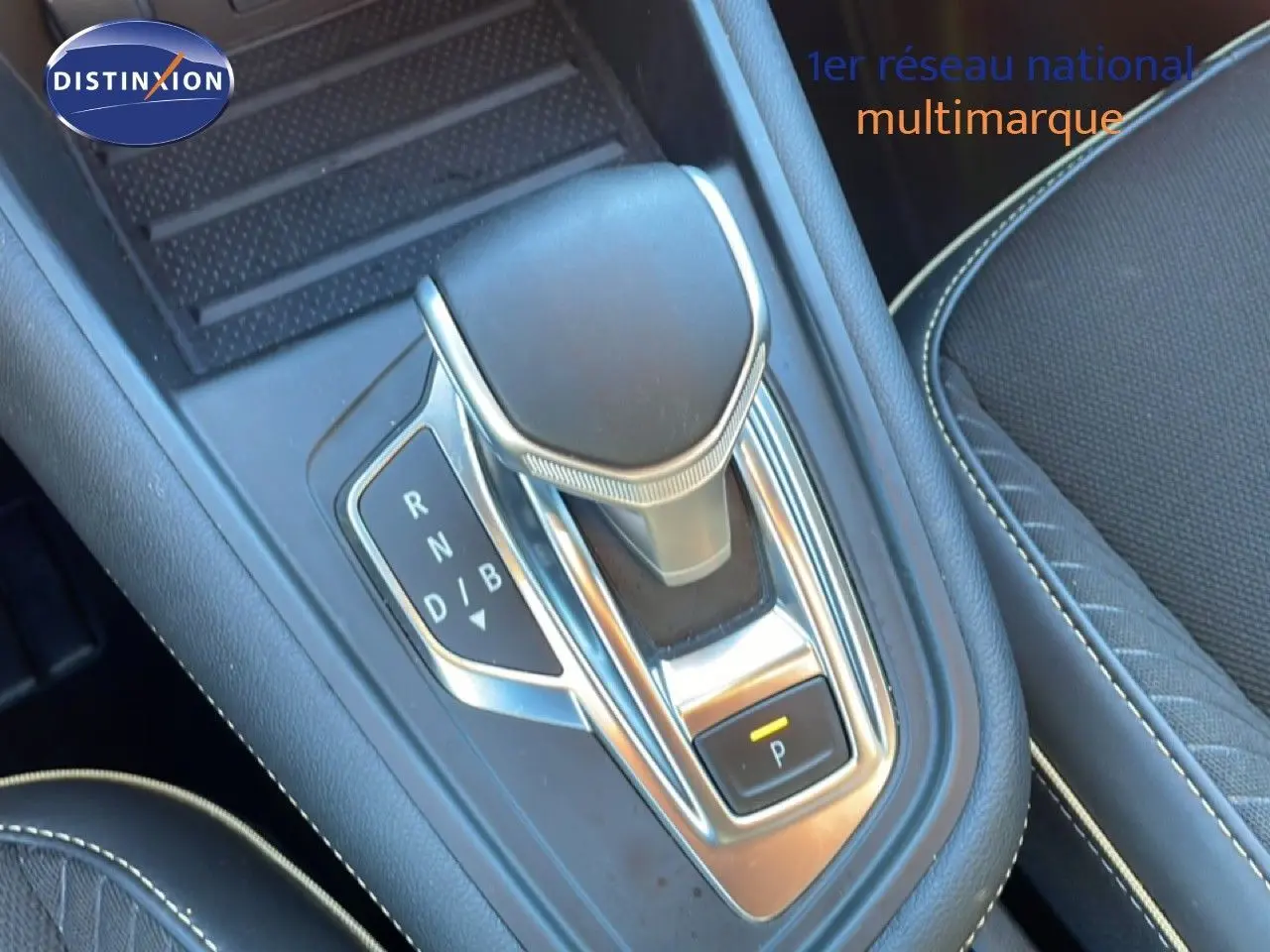 Gros plan sur la commande de boîte automatique dans l'habitacle noir du Renault Symbioz 2025 bleu Iron Metal.