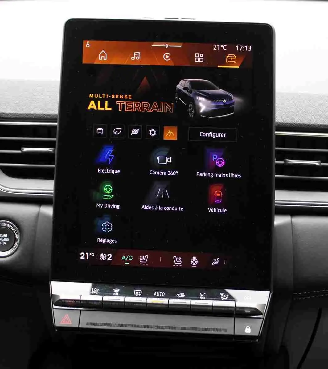 Écran tactile central du Renault Symbioz 2025 affichant le mode de conduite All Terrain et diverses options connectées.