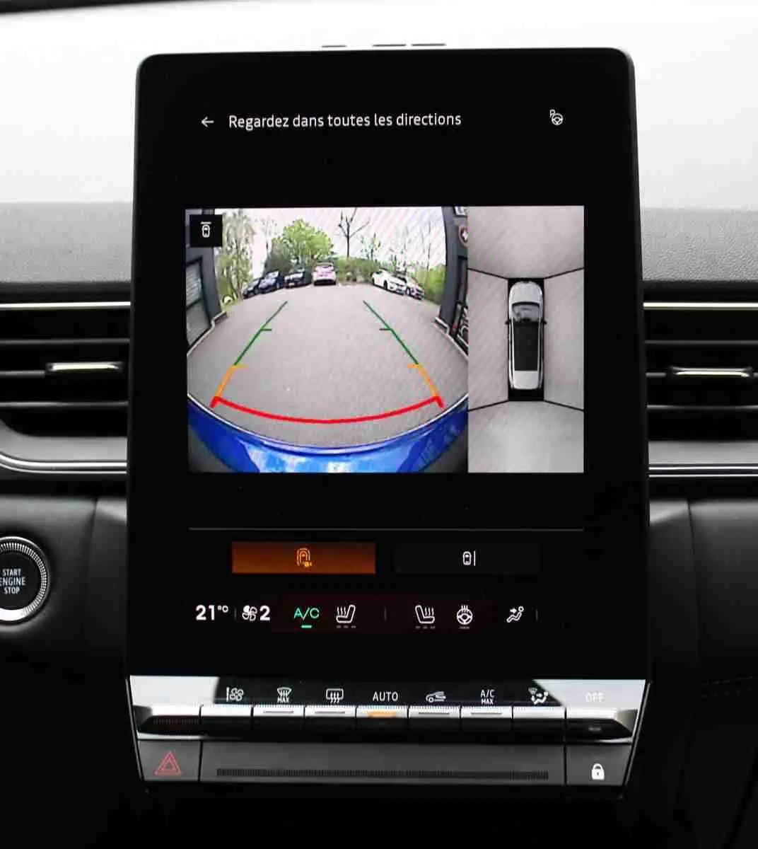 Écran central de la Renault Symbioz 2025 montrant la caméra de recul et vue 360° avec tableau de bord noir.