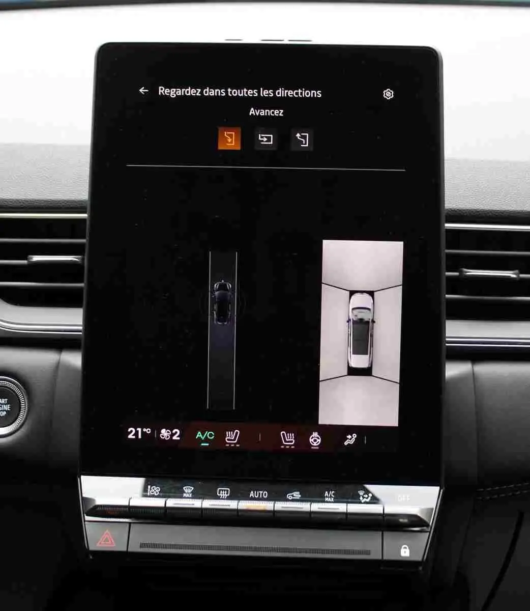 Écran tactile intérieur du Renault Symbioz 2025 affichant la vue 360° de la voiture en bleu Iron Metal.