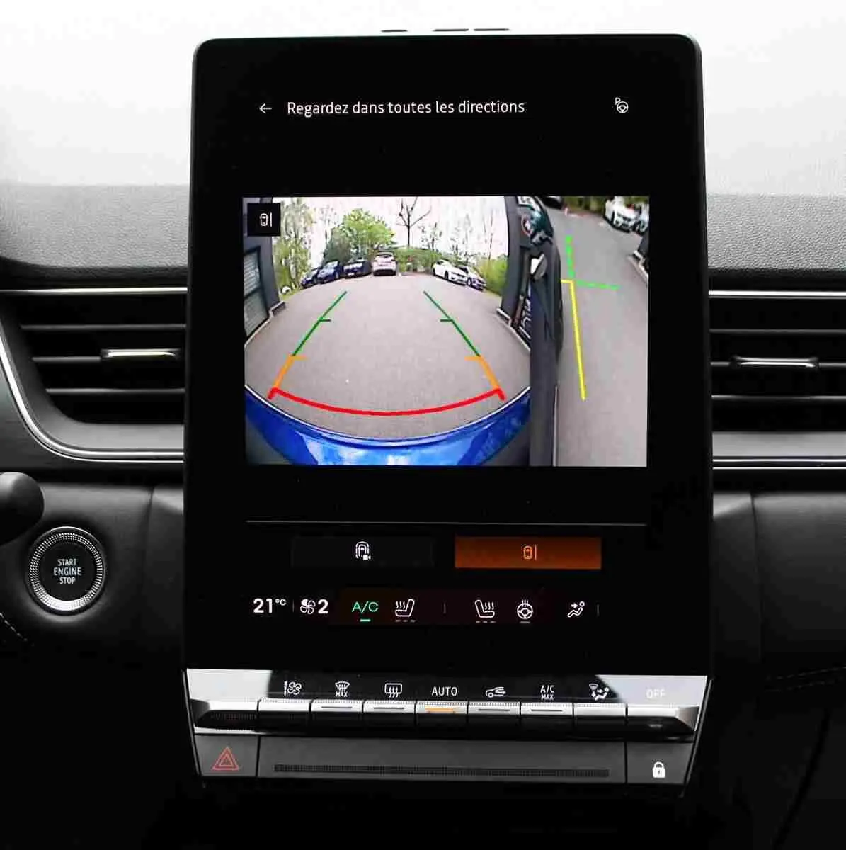 Écran central montrant la caméra de recul avec vue arrière du Renault Symbioz bleu iron metal, intérieur noir.