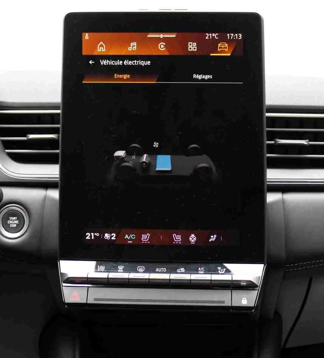 Écran tactile central du tableau de bord du Renault Symbioz 2025, affichant les réglages énergie et climatisation.