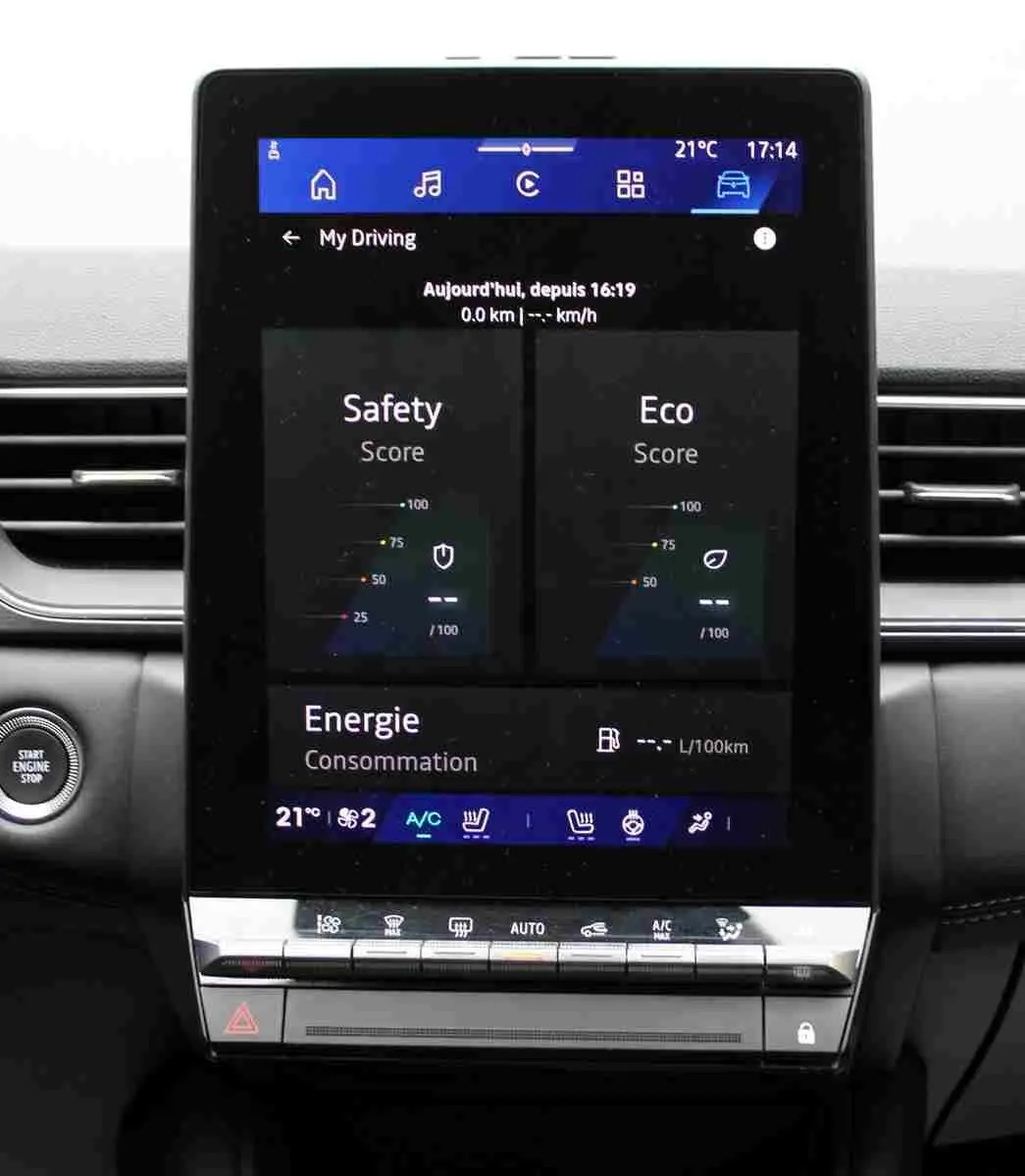 Écran tactile central vertical du Renault Symbioz 2025 affichant scores de sécurité et d'écologie, avec commandes climatisation en dessous.