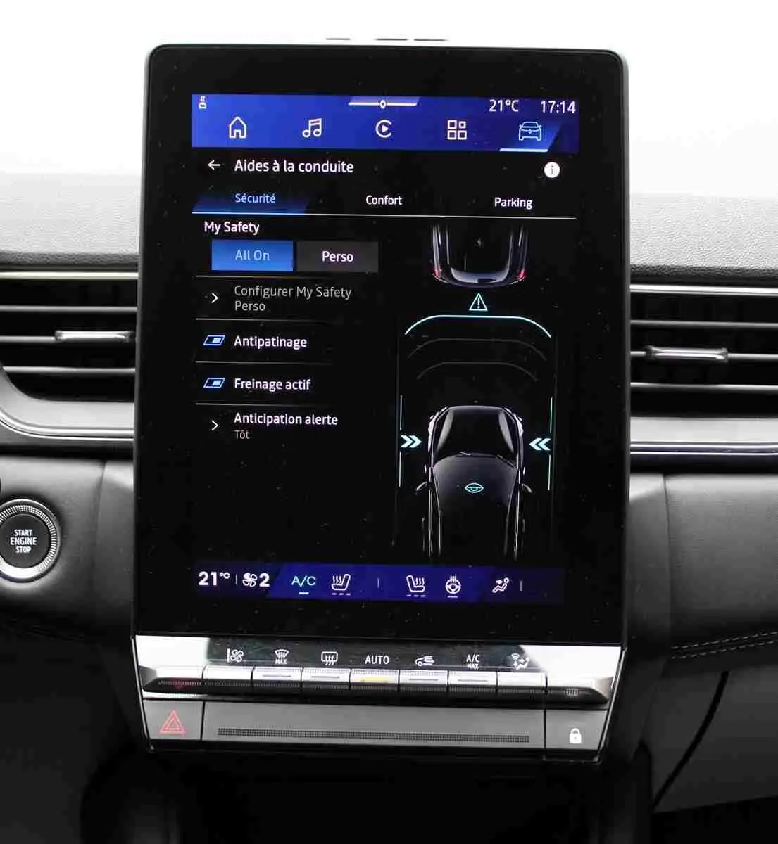Écran tactile central du tableau de bord du Renault Symbioz 2025 affichant les aides à la conduite et la climatisation.