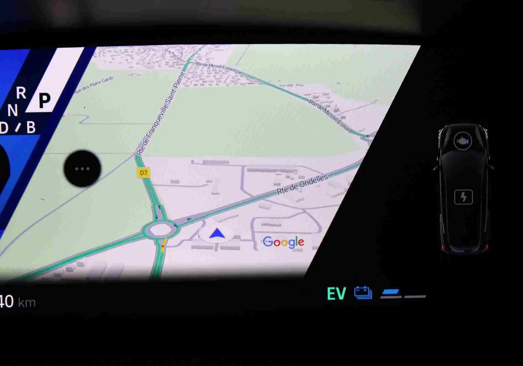 Affichage numérique intérieur montrant la navigation GPS et l'icône de véhicule hybride Renault Symbioz bleu iron metal.