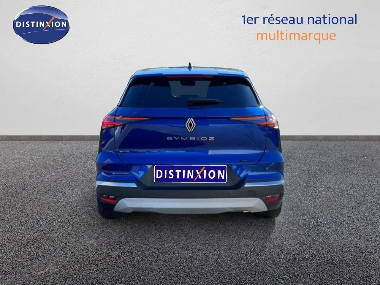 Vue arrière du Renault Symbioz 2025 en bleu iron metal, mettant en valeur ses feux étirés et son logo central.