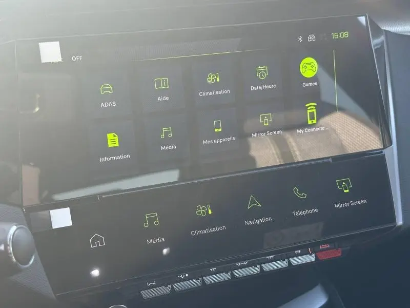 Écran tactile central du tableau de bord de la Peugeot 308 rouge Elixir, affichant les menus multimédia et climatisation.