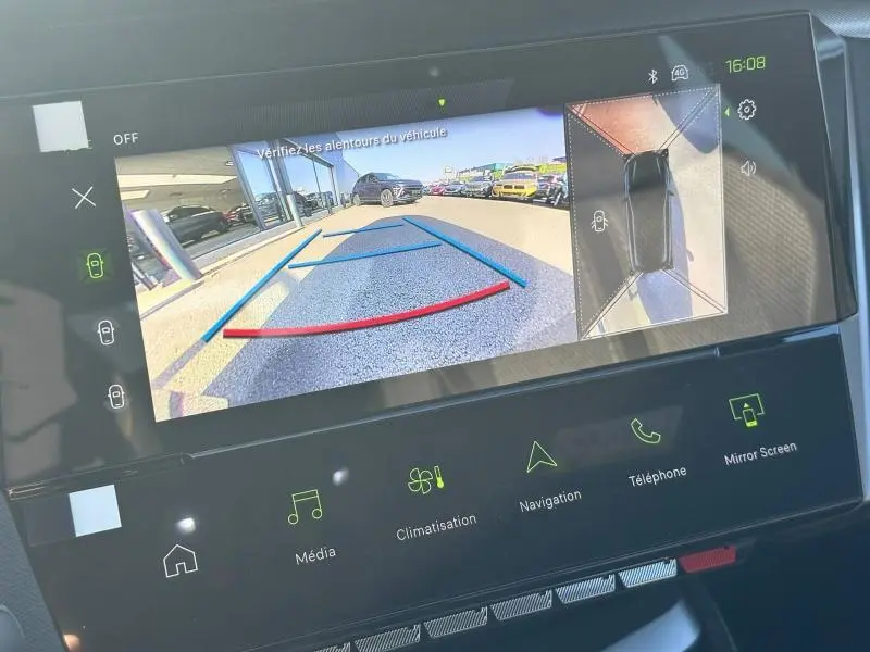 Écran tactile intérieur montrant la caméra de recul et la vue 360° du Peugeot 308 Rouge Elixir, tableau de bord moderne.
