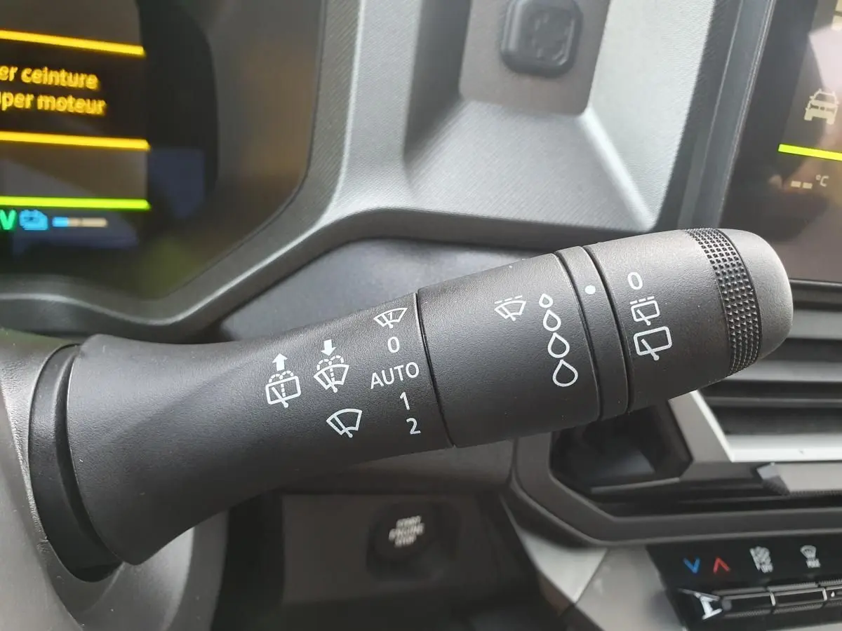 Gros plan sur la commande des essuie-glaces du tableau de bord du Dacia Bigster gris schiste, intérieur moderne.