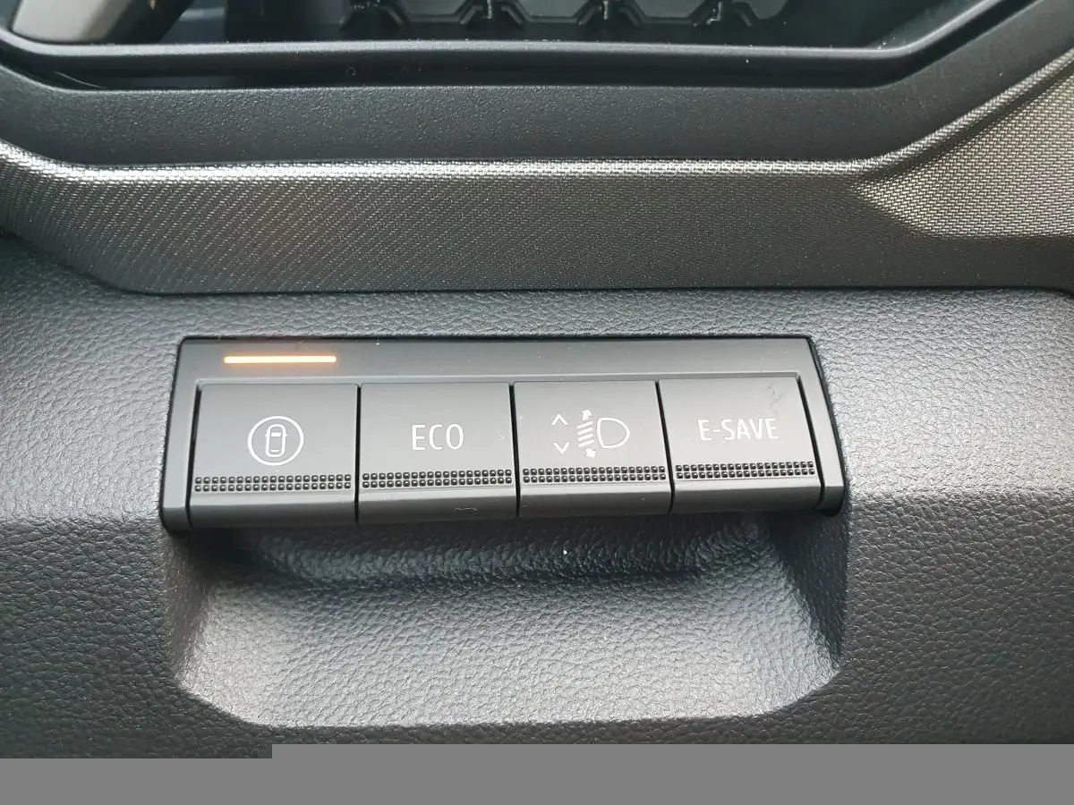 Gros plan sur les boutons de commande du tableau de bord du Dacia Bigster 2026, finition gris schiste.