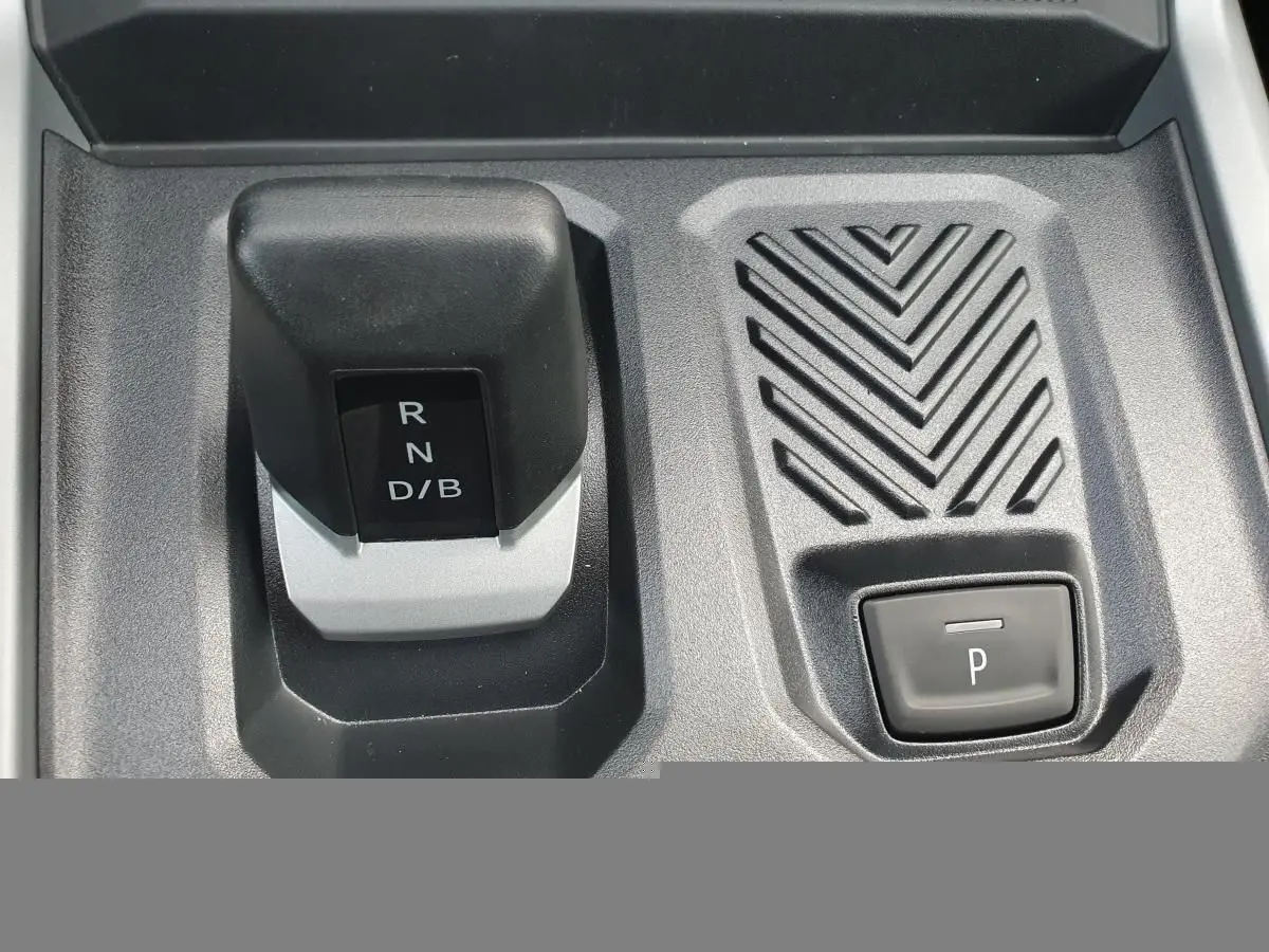 Gros plan sur le levier de vitesses automatique et bouton de frein de parking du Dacia Bigster 2026, intérieur gris.