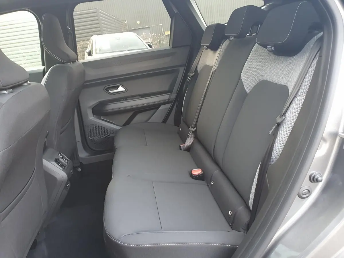 Vue côté droit de la banquette arrière grise du Dacia Bigster 2026 avec appuie-têtes et ceinture de sécurité visibles.