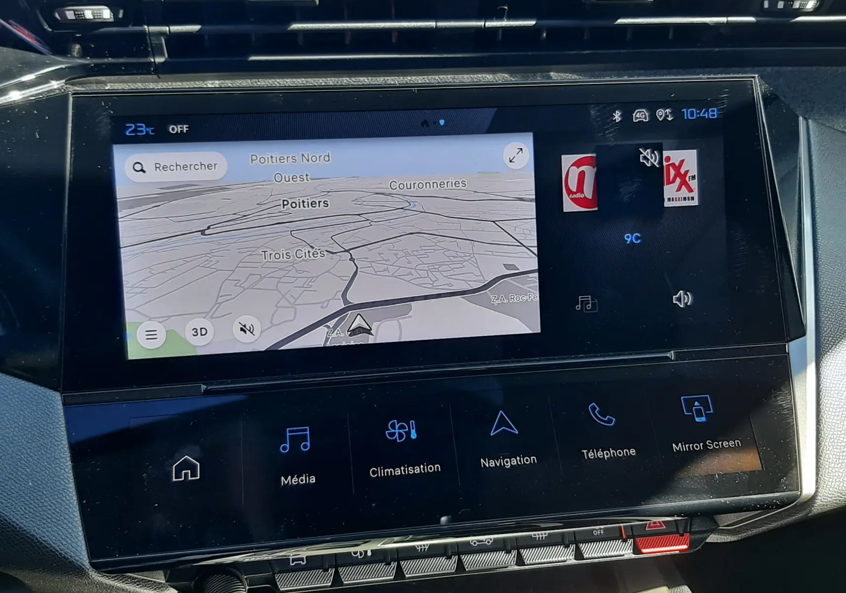 Écran tactile central du tableau de bord de la Peugeot 308 SW Hybrid 2025 avec navigation et commandes multimédia.