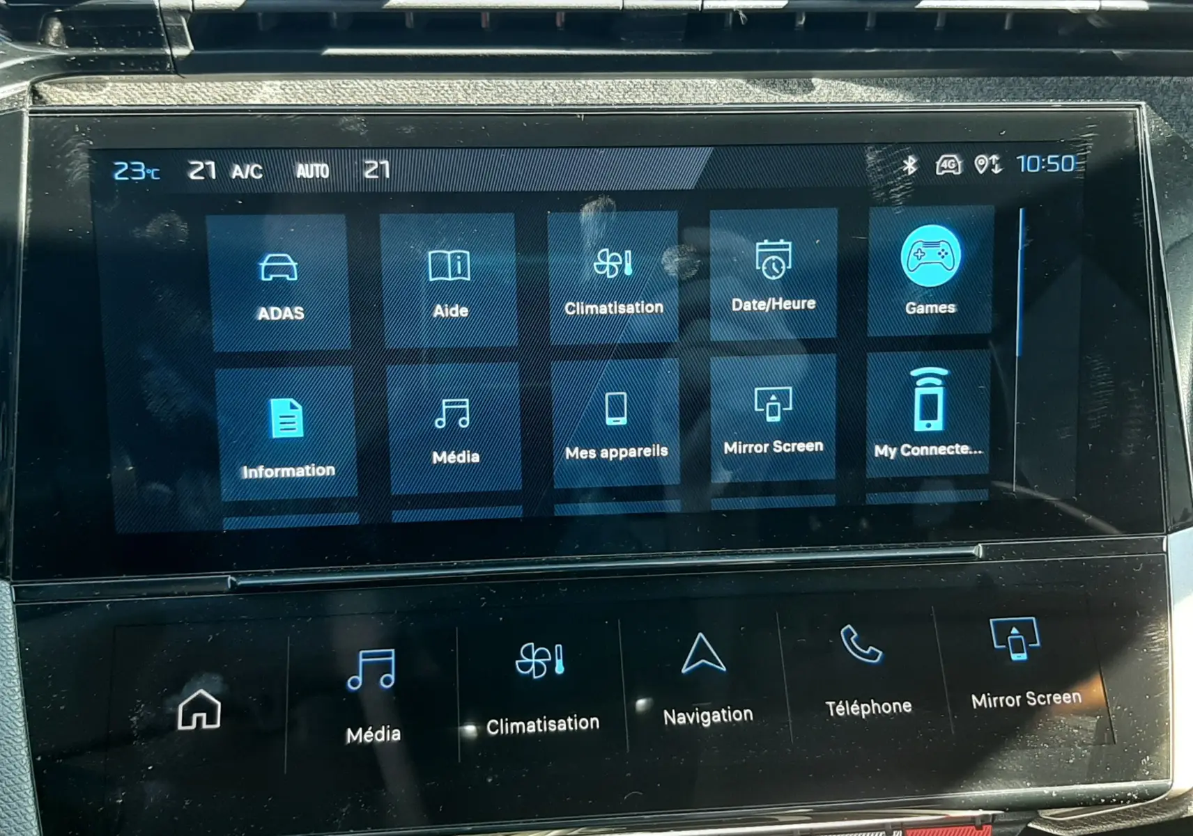 Écran tactile central de la Peugeot 308 SW Hybrid 2025 affichant le menu multimédia et climatisation en intérieur noir.