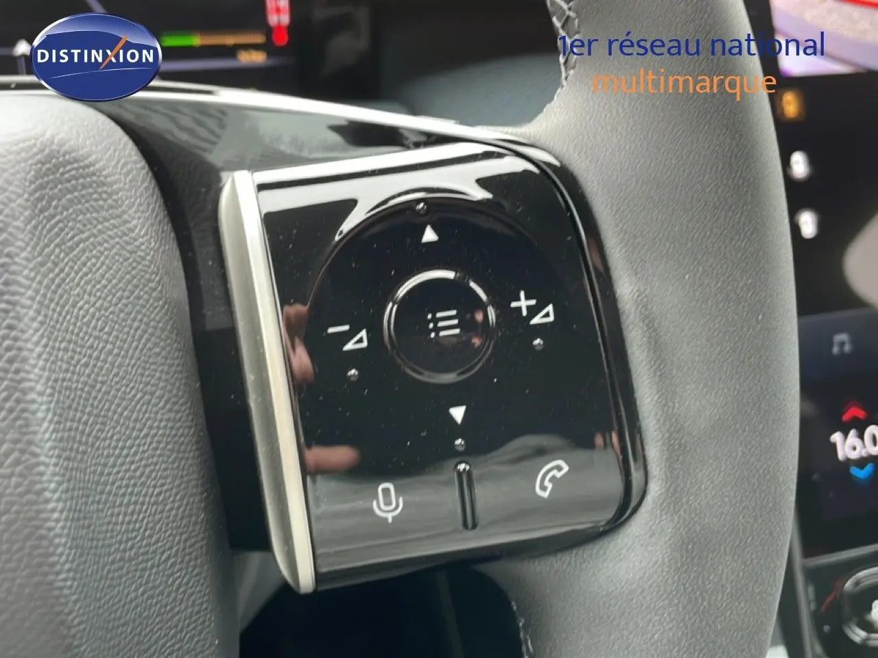 Gros plan sur les commandes tactiles noires du volant côté gauche du Citroën C5 Aircross 2026, finition hybride.
