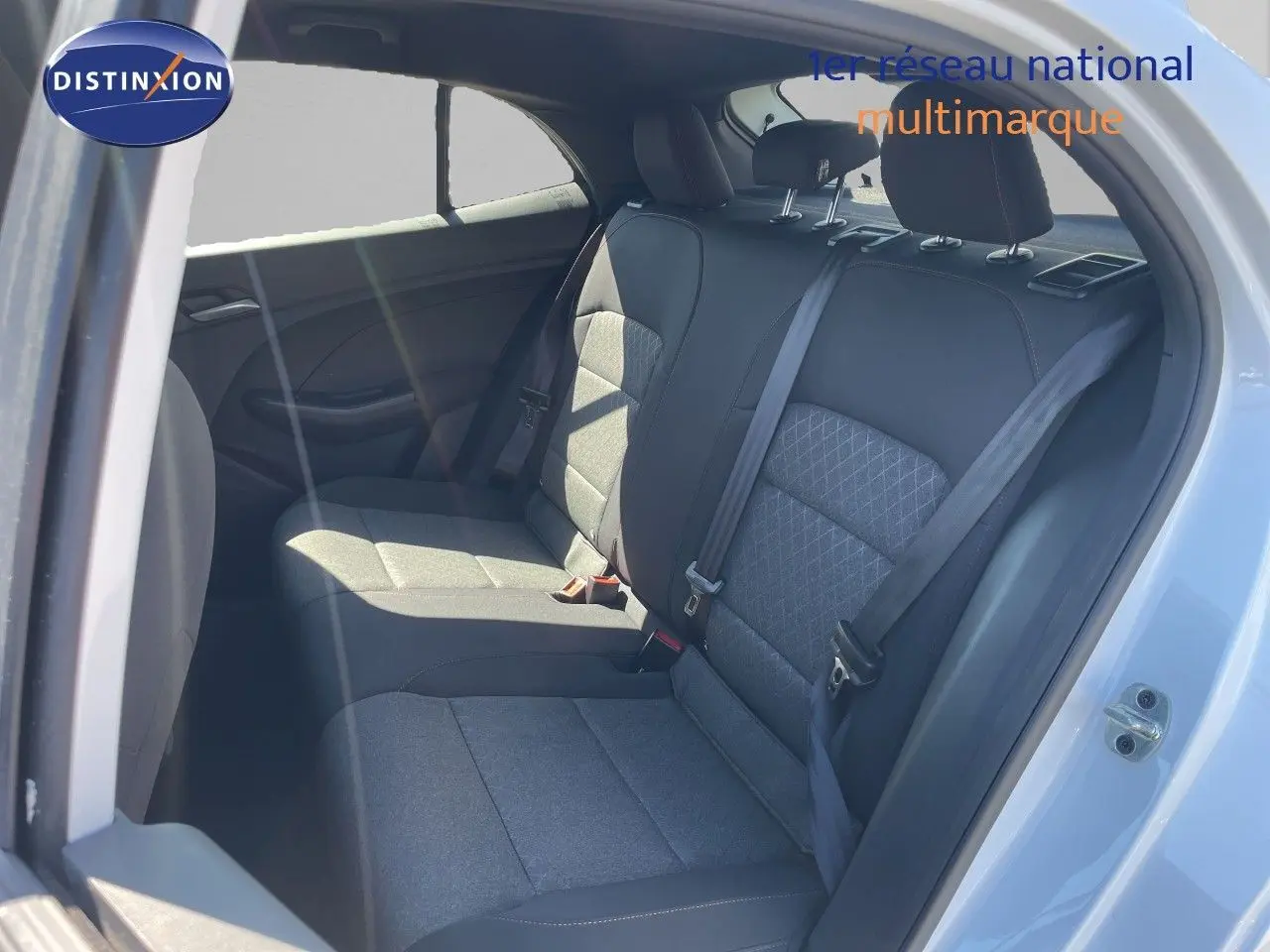 Vue intérieure côté droit des sièges arrière en tissu gris d’une MG3 1.5L HYBRID+ 195CH Dover White 2025.