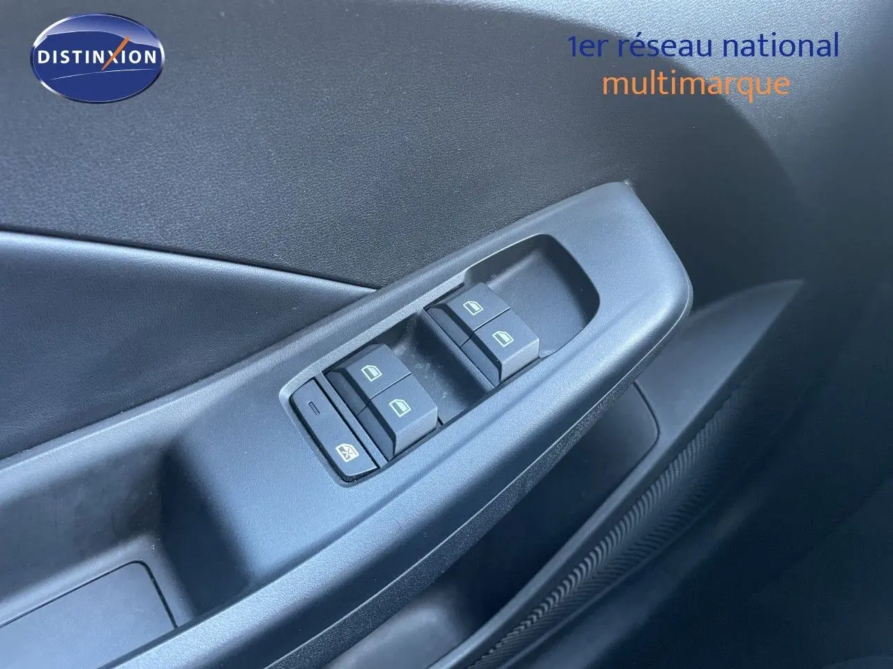 Gros plan sur les commandes des vitres électriques côté conducteur de la MG3 1.5L Hybrid+ 2025 en intérieur noir.