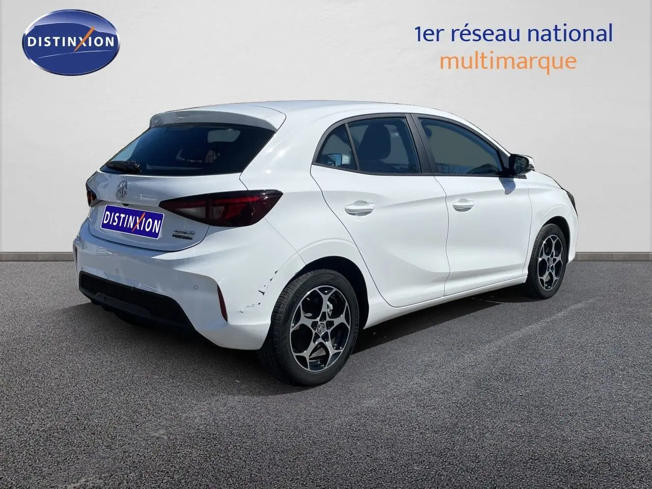 Vue 3/4 arrière droite d’une MG3 Dover White 2025 avec jantes alliage et vitres teintées.