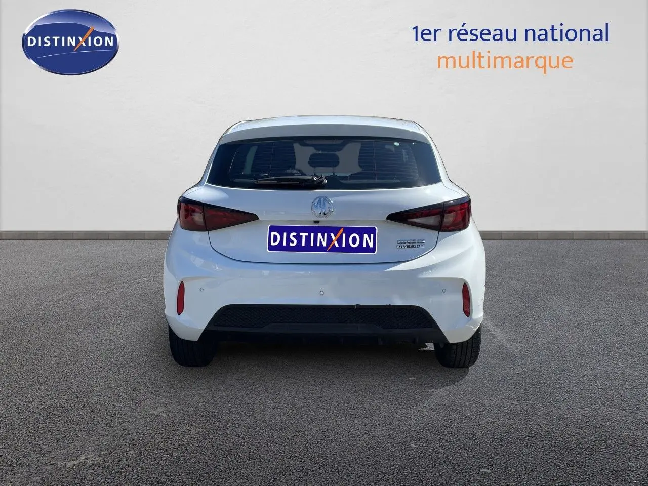 Vue arrière d'une MG3 1.5L Hybrid+ 195ch en blanc Dover, avec feux arrière foncés et logo MG visible.