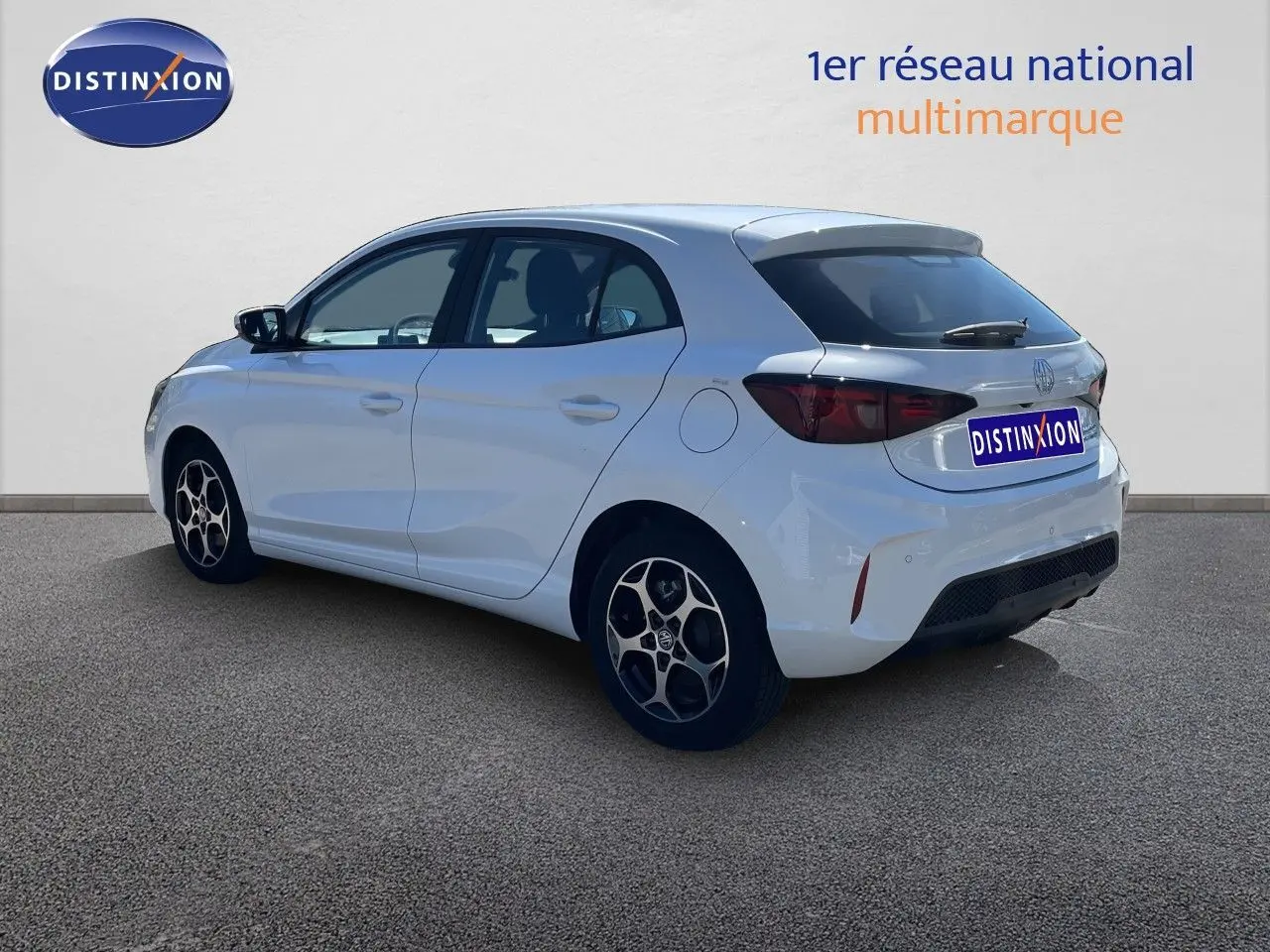 Vue 3/4 arrière droite d'une MG3 Dover White 2025 hybride essence, avec jantes noires et feux arrière foncés.