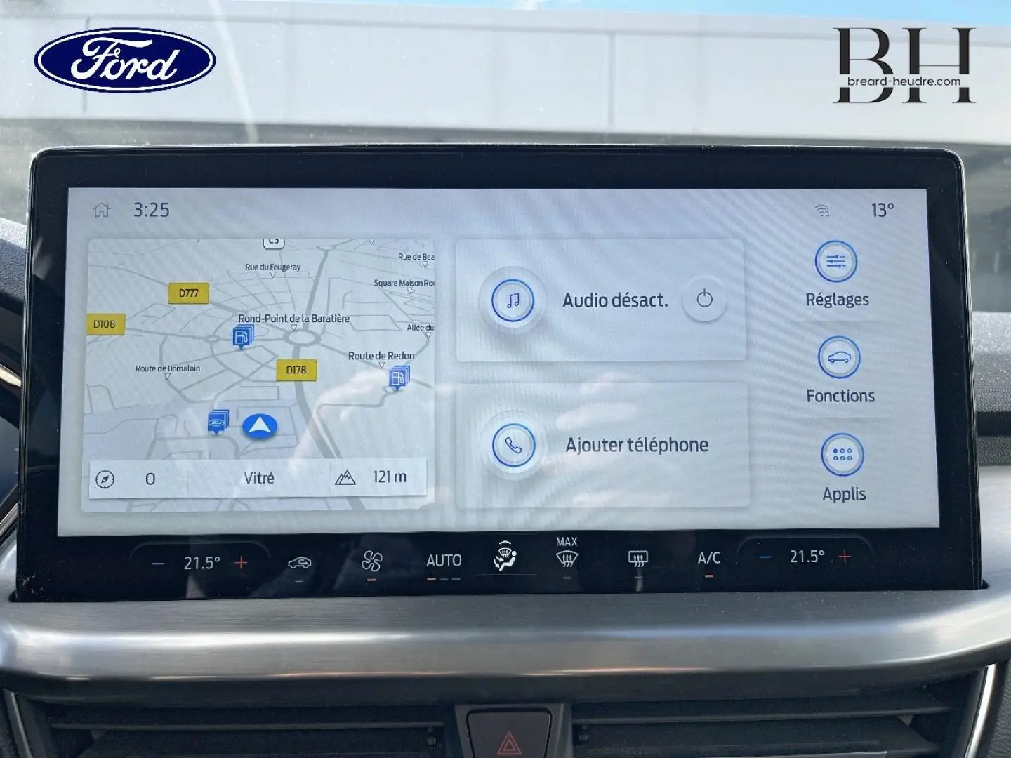 Vue intérieure centrée sur l'écran tactile multifonction de la Ford Focus Titanium X 2022 avec navigation affichée.
