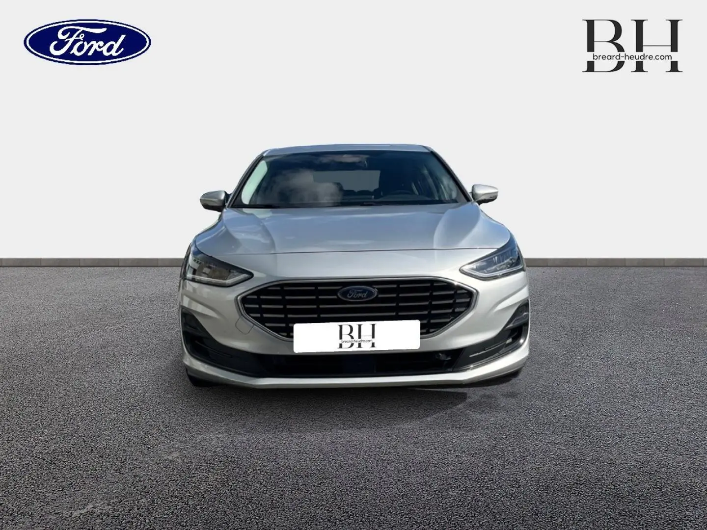 Ford Focus 2022 gris lunaire métallisé vue de face avec calandre chromée et phares LED fins.