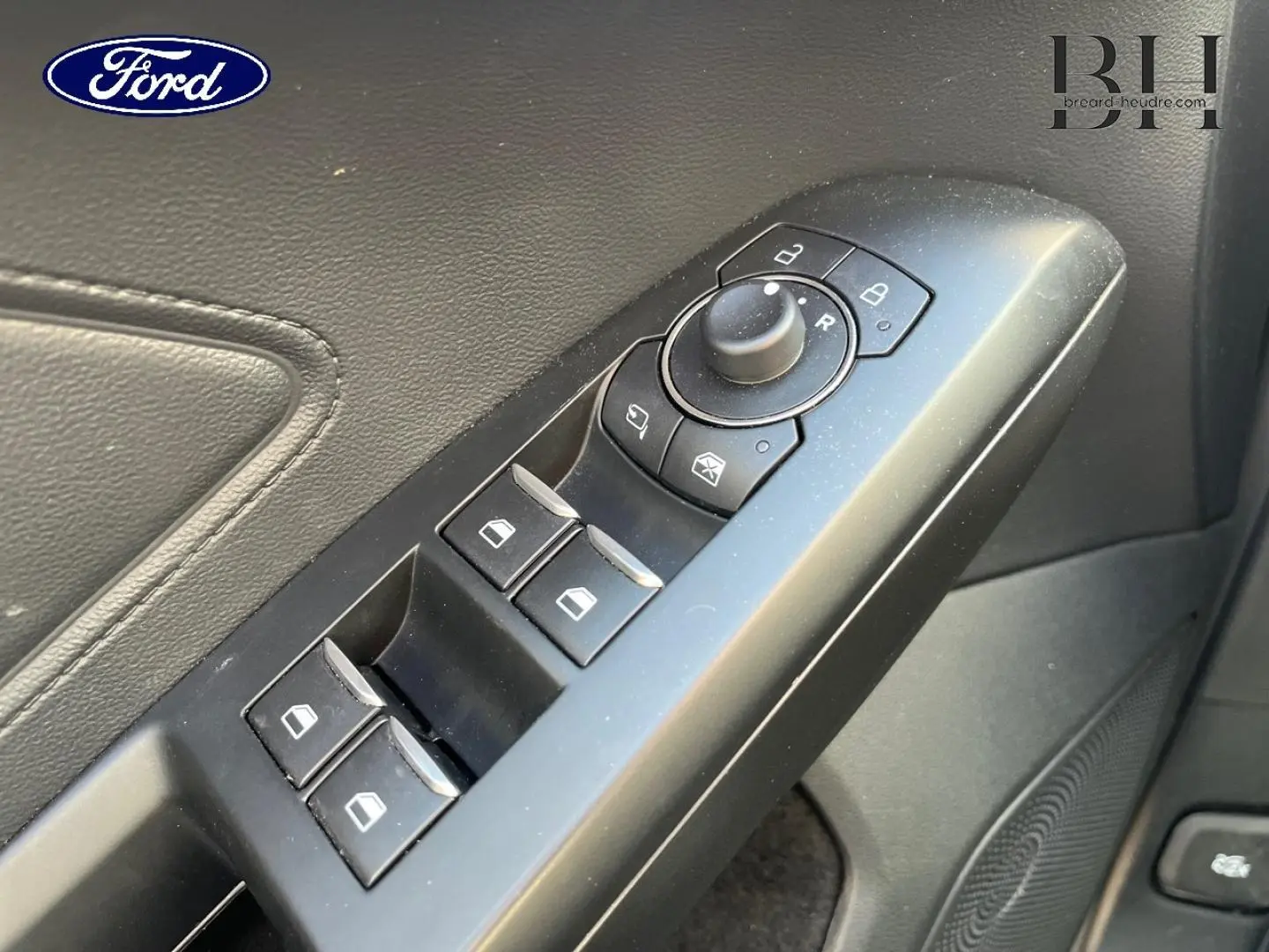 Commande des vitres électriques et réglage des rétroviseurs sur la porte côté conducteur d’une Ford Focus gris Lunaire.