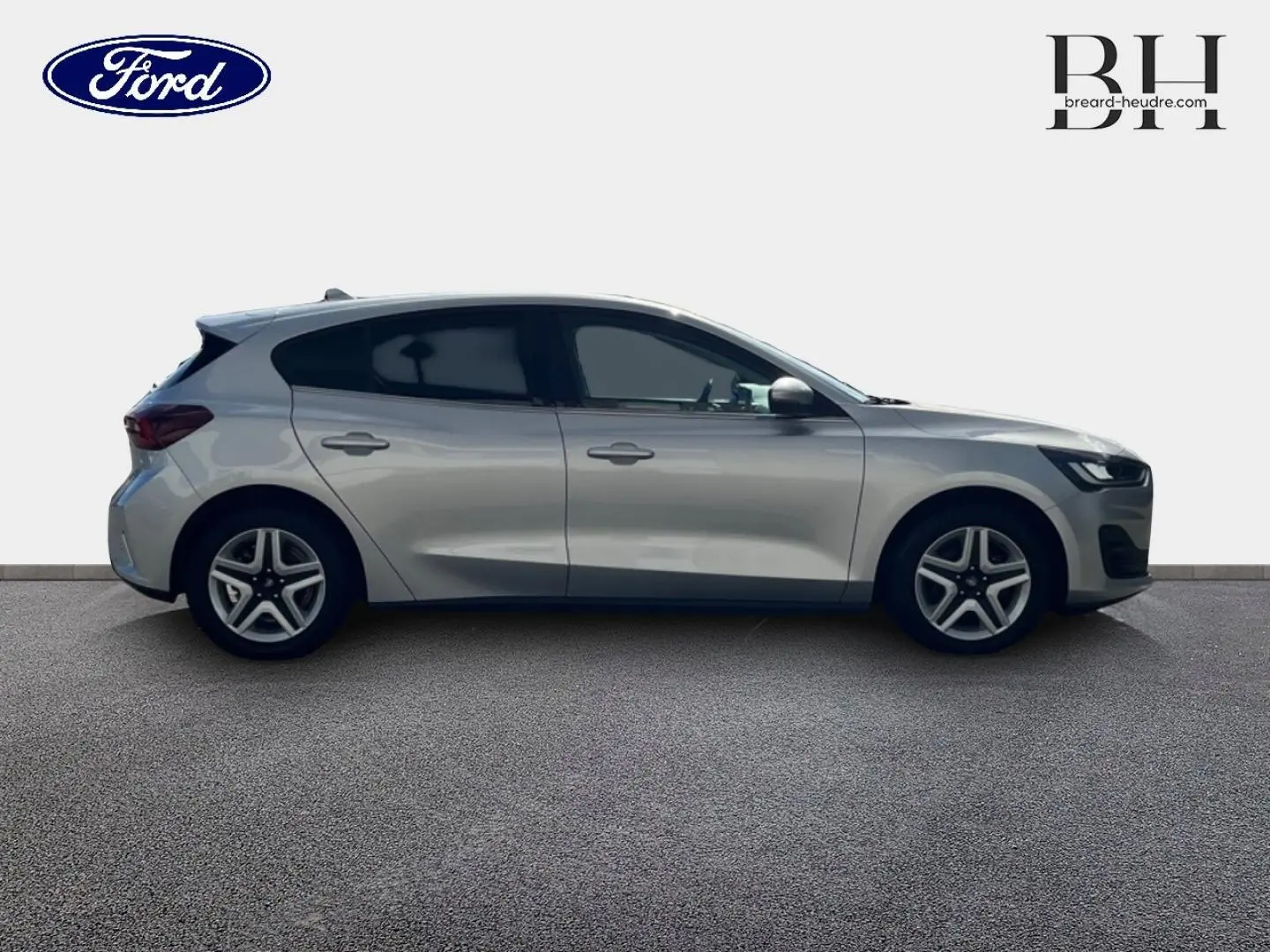 Ford Focus 2022 gris lunaire métallisé vue de profil côté gauche, avec jantes alliage et vitres surteintées.