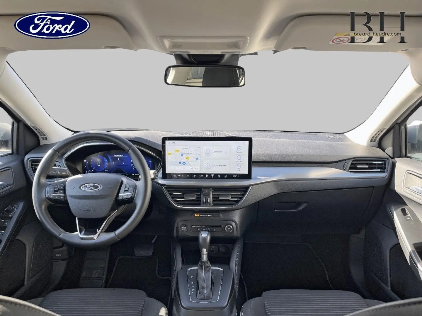 Intérieur de la Ford Focus 2022 gris Lunaire, vue frontale du tableau de bord avec écran tactile et volant cuir multifonction.