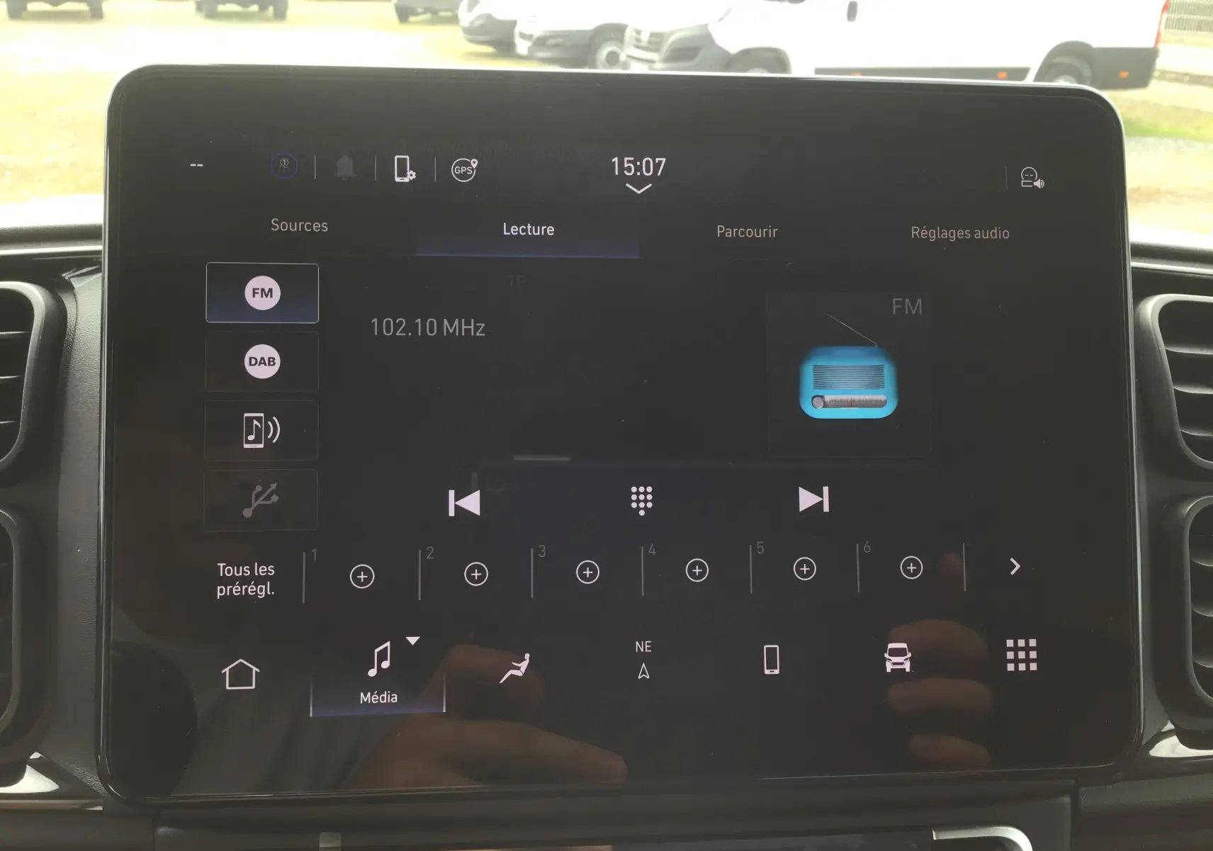 Écran tactile multimédia du Peugeot Boxer Fourgon blanc 2025 affichant la radio FM à 102,10 MHz, vue intérieure frontale.