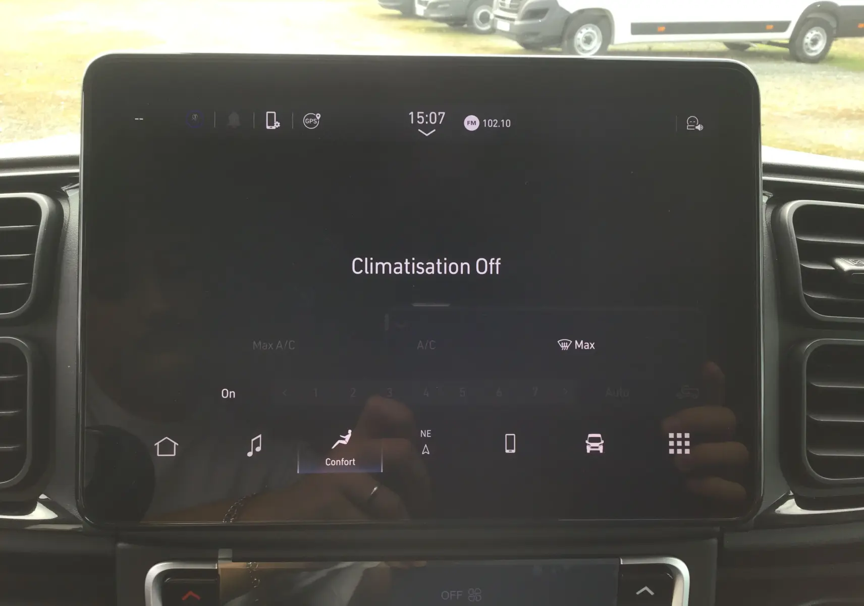 Écran tactile central du tableau de bord du Peugeot Boxer Fourgon blanc, affichant le menu climatisation désactivée.