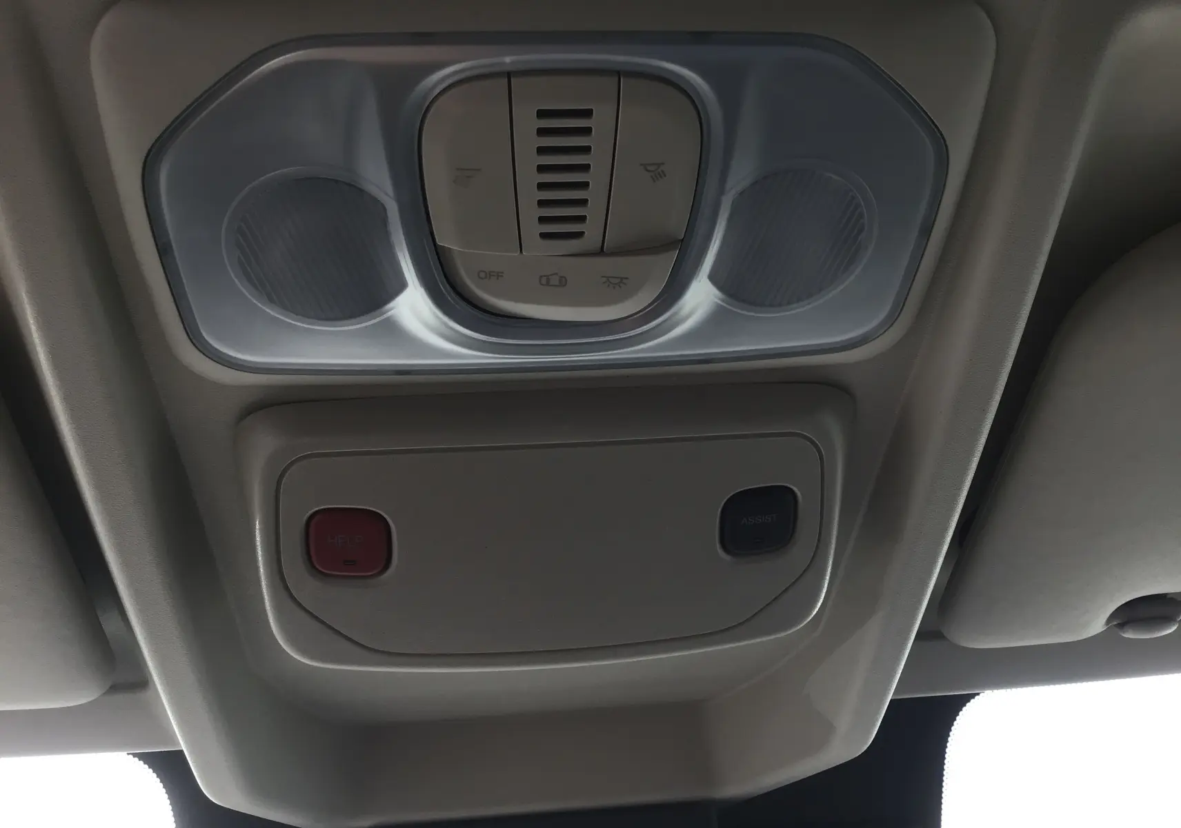 Plafonnier intérieur avec commandes d'éclairage et boutons d'assistance rouge et bleu du Peugeot Boxer Fourgon blanc 2025.