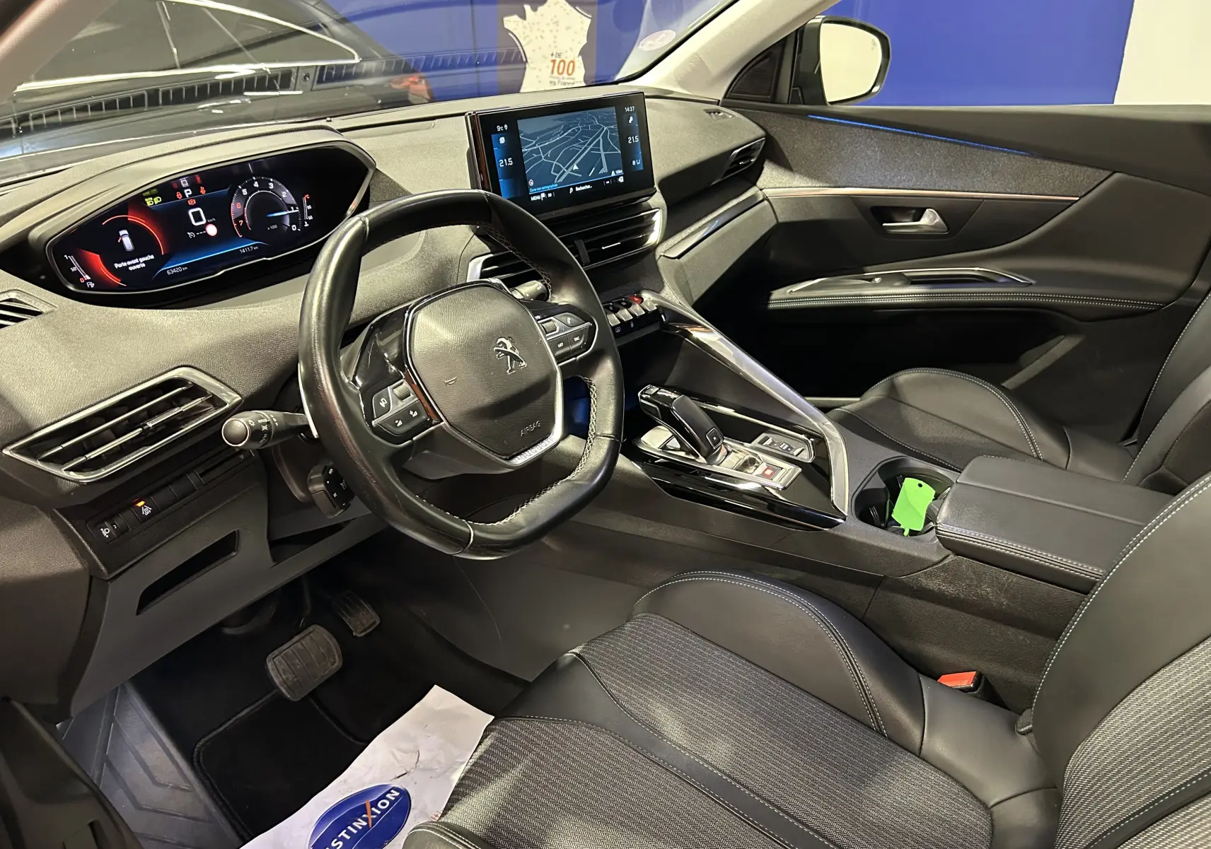 Vue intérieure côté conducteur du Peugeot 3008 Puretech 130 Allure avec tableau de bord numérique et écran central tactile.